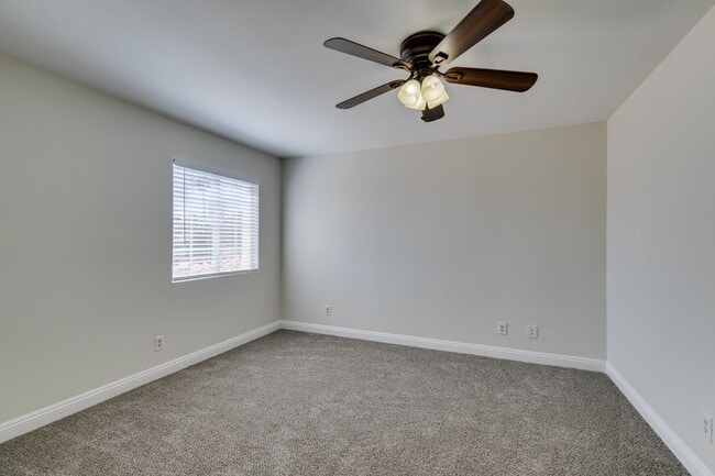 Building Photo - Charming 3 bedroom, 2.5 bathroom home near Summerlin