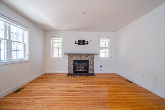 Building Photo - 5 Lowther Pl