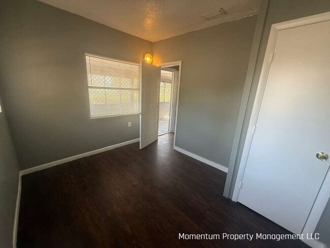 Building Photo - Beautiful Remodeled 4/1 Single Family Home in Lakeland- AVAILABLE FOR IMMEDIATE MOVE IN!!