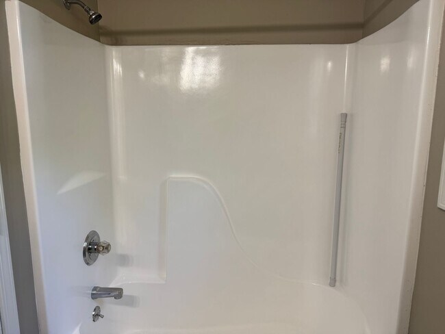 Building Photo - $1425/18 month lease or $1450/12 month lease.