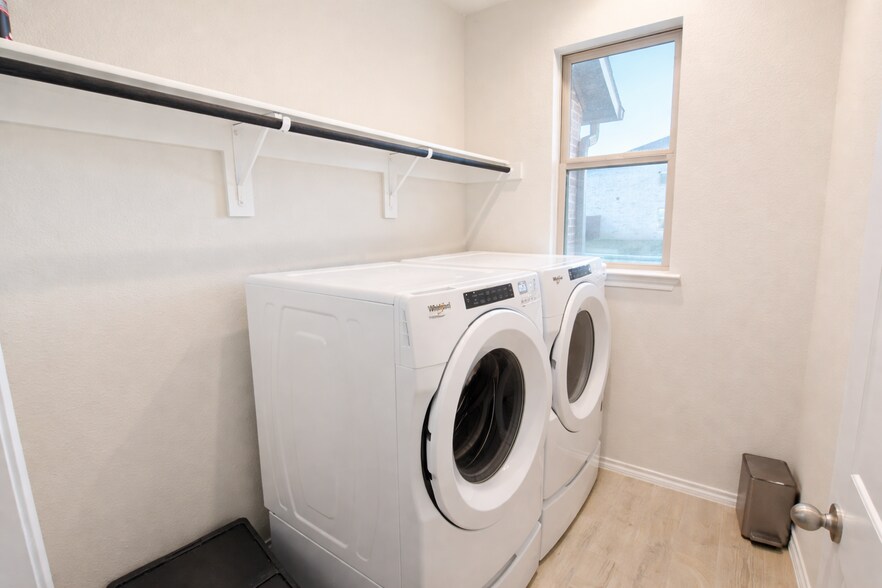 Building Photo - 1902 Iris Rd