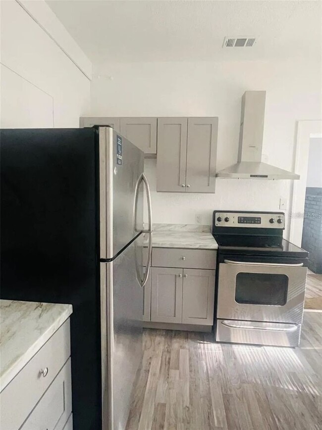 Building Photo - Lovely two bedroom one bathroom cottage