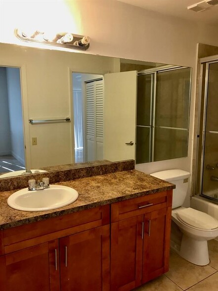 Building Photo - 660 Cypress Club Way