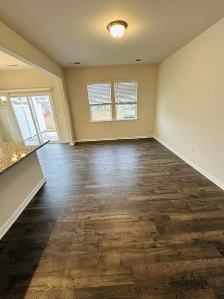 Building Photo - 2041 Dy Lily Dr