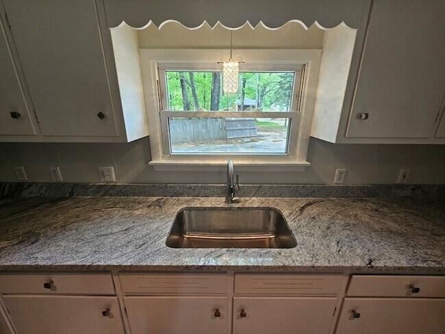 Building Photo - 37 Fairchild Dr