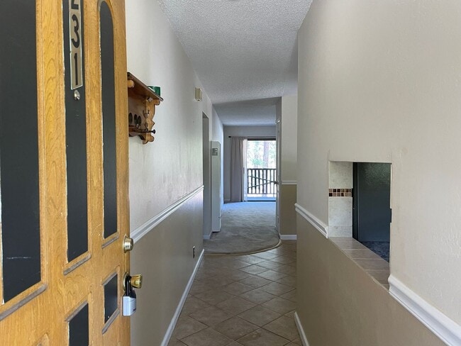 Building Photo - 2 bedroom condo with carport, pool and hot tub access