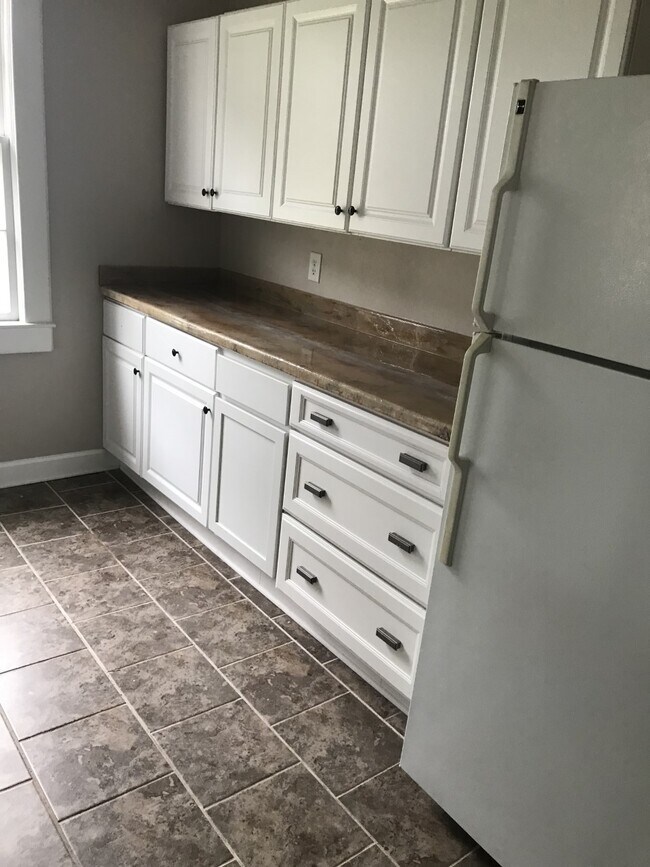 Building Photo - 5547 Woodlawn Pl