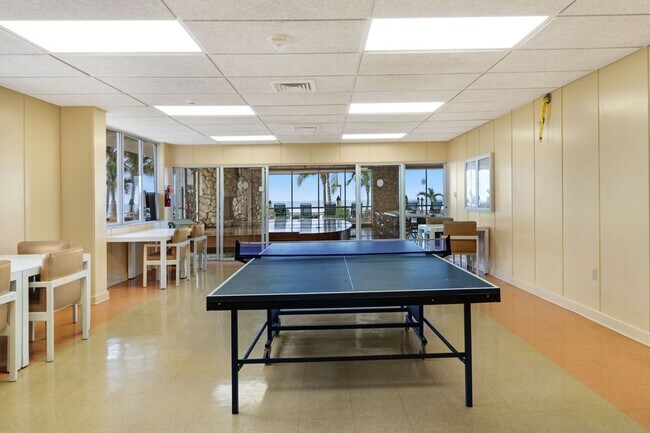 Building Photo - Spacious 2-Bedroom Waterfront Condo in Redington Shores – Long-Term Rental!