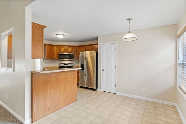 Building Photo - Come take a look at this 5 bedroom beauty!