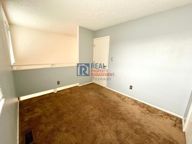 Building Photo - 4568 Excalibur Ct