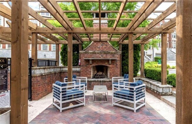 Building Photo - 2910 Hermance Dr NE