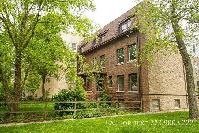 Building Photo - Spacious Updated Vintage 3 Bedroom Apartme...