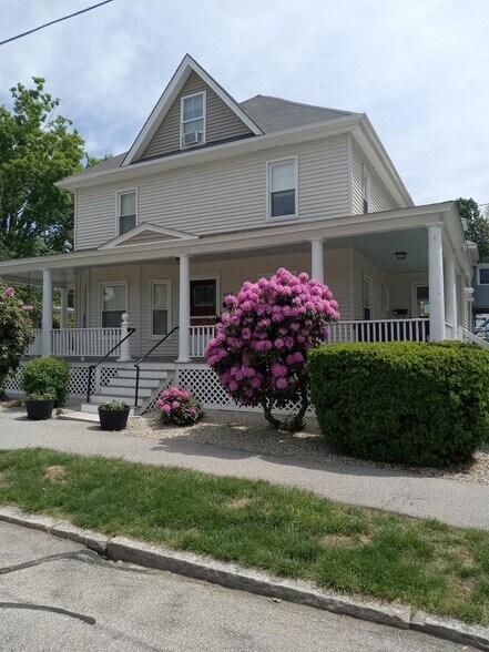 Building Photo - 869 Hall St