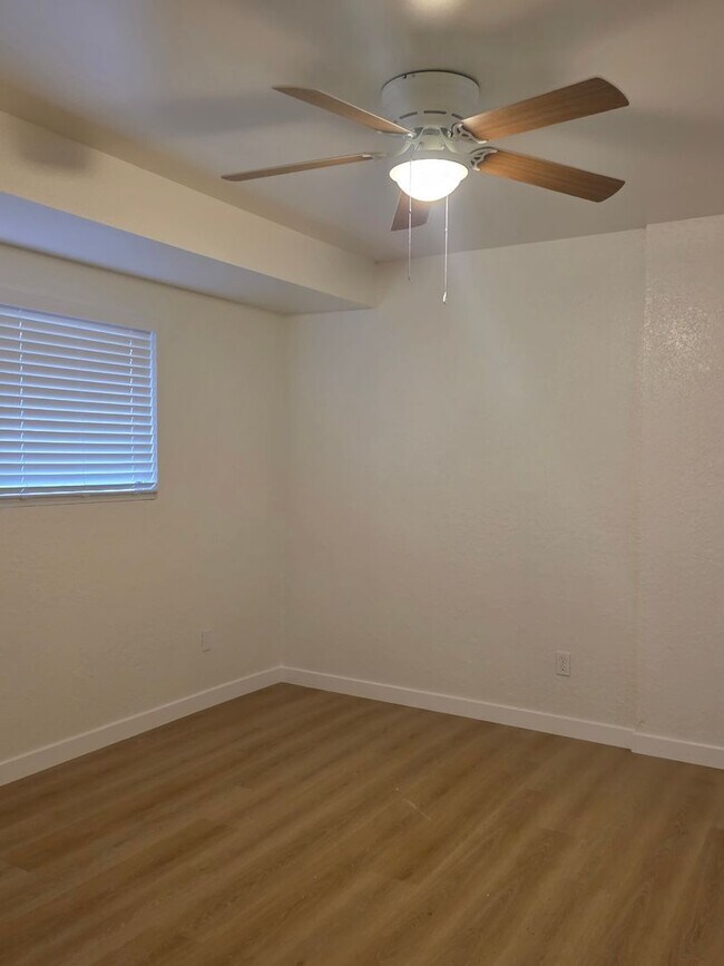 Building Photo - 4402 White Lane #A - Apartment