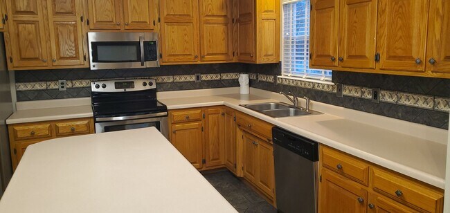 Building Photo - 3 bd, 2 ba house in SW Katy Lake Estates subdivision, fenced, w/d included, corner lot