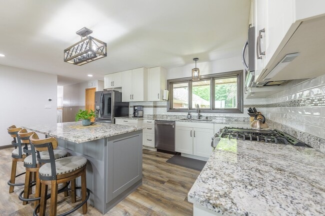 Building Photo - Rare green lake lake home for long term re...