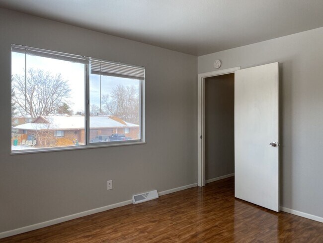 Building Photo - Cozy 3 Bed/1.5 Bath Duplex with Fenced Yard and 1 Car Garage