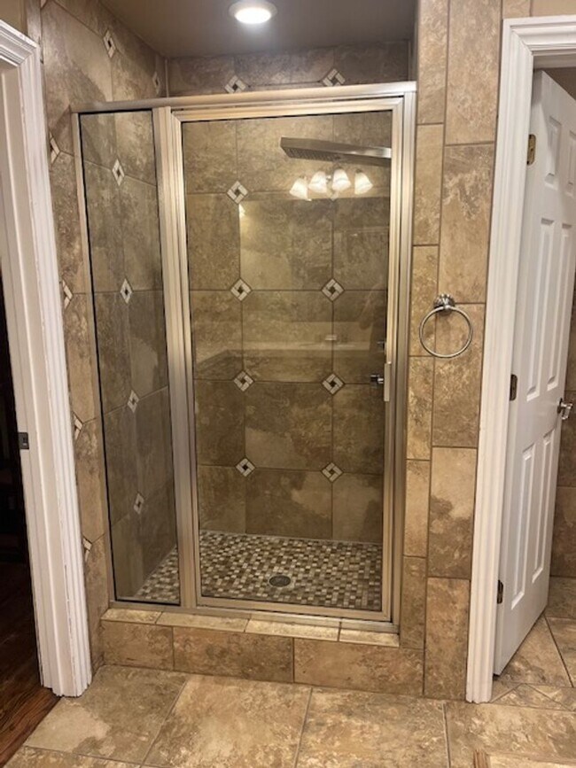 Building Photo - Bentonville 4 bedroom 3 car garage home near trails & Bentonville Square!