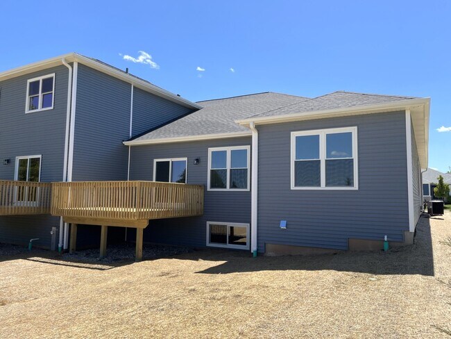 Building Photo - 970 Meadow Ln