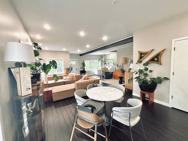 Building Photo - Rare Minnehaha Parkway rental under 5k! Be...