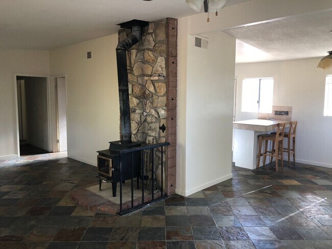 Building Photo - AVAILABLE NOW  $600 first month