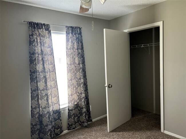 Building Photo - 1705 Deatsville Hwy