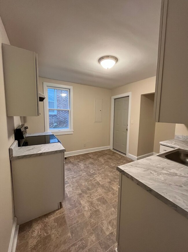 Building Photo - Cozy Cottage in West Nashville, Walk to Ch...
