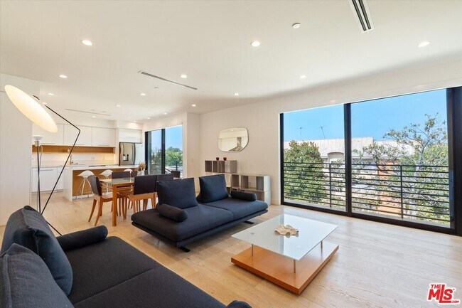 Building Photo - 820 S Sherbourne Dr