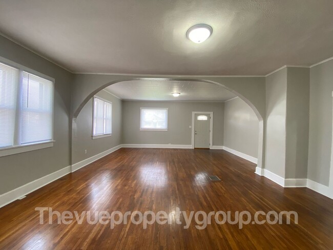 Building Photo - Fully Remodeled 2 bedroom Beauty with Spac...