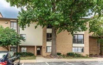 Building Photo - Luxury 2BR 2BA condo in the heart of Rockv...