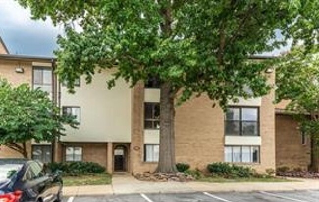 Primary Photo - Luxury 2BR 2BA condo in the heart of Rockv...