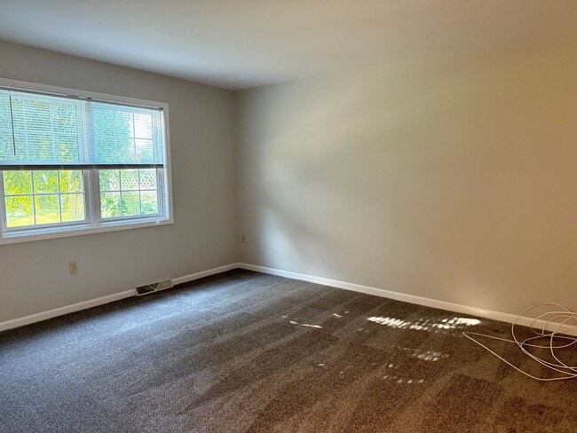 Building Photo - 2 Bedroom 2 Bathroom Townhome In Warwick T...