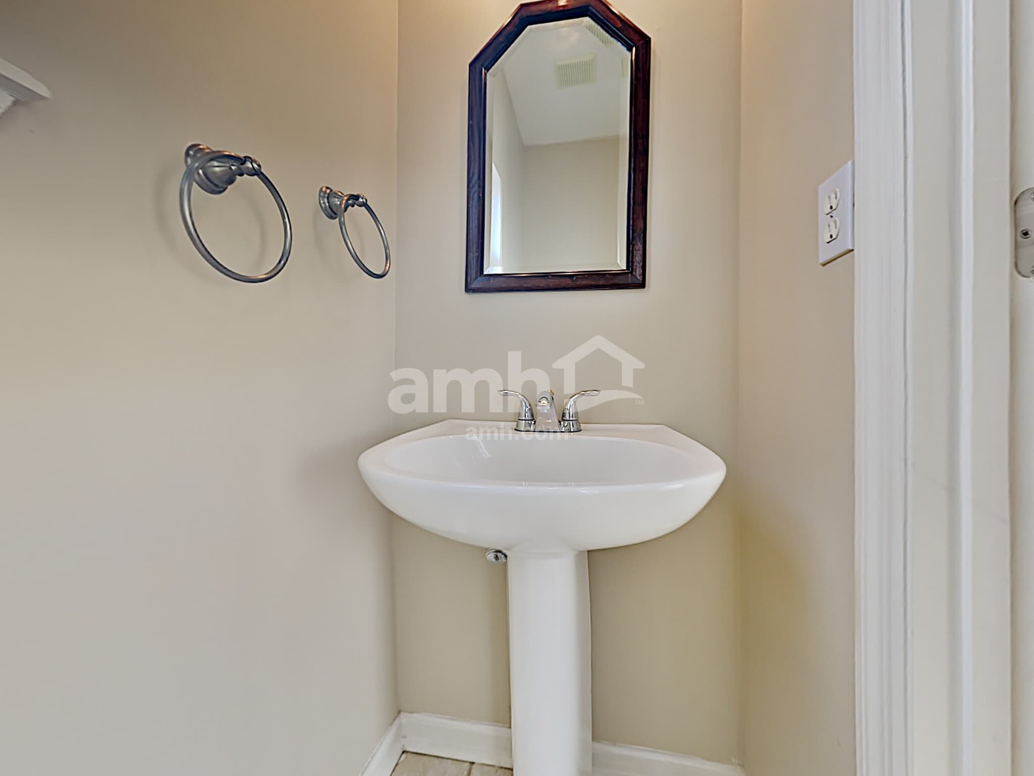 Building Photo - 240 Sweetbrier Branch Ln