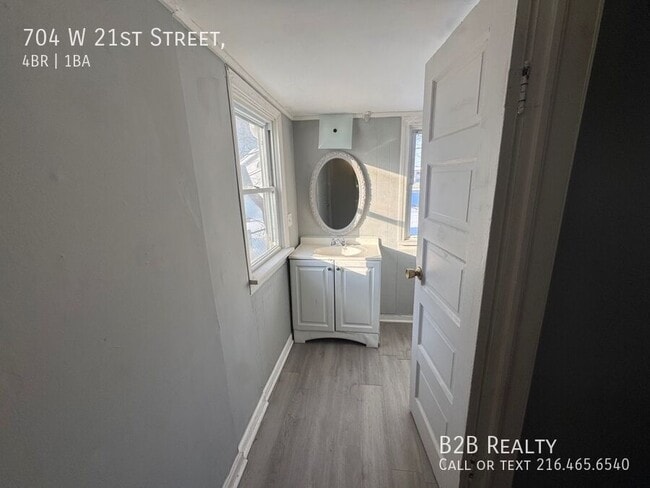 Building Photo - 704 W 21st St