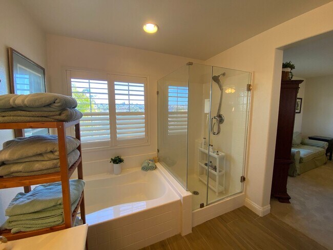 Building Photo - Beautiful 4 Bd/2.5bth within the Poinsettia Cove Community!