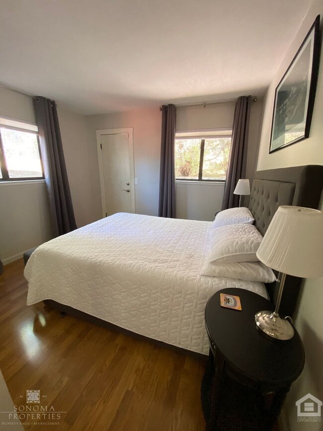 Building Photo - City Meets Serenity – Hillside 3bd/2ba Hou...