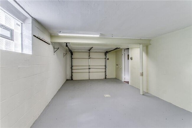 Building Photo - Beautiful 3 Bed / 1.5 Bath with Garage and Large Yard - Available May!!