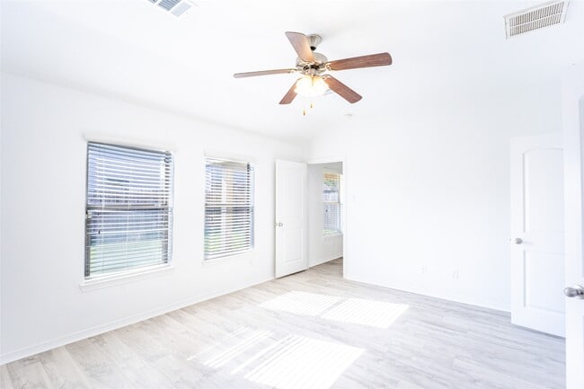 Building Photo - 9918 Hideaway Bend Ln