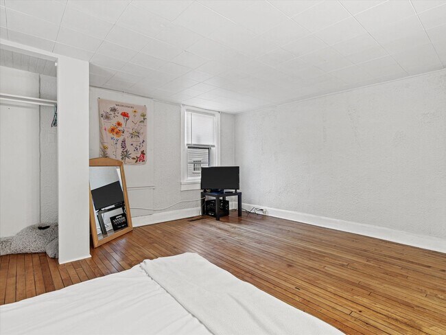 Building Photo - Updated 3 Bed / 1 Bath Duplex — Lower East...