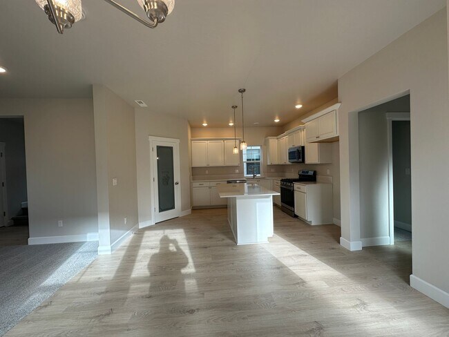 Building Photo - Welcome to this brand-new 3-bedroom, 2.5-bath home located in NW Redmond, OR.