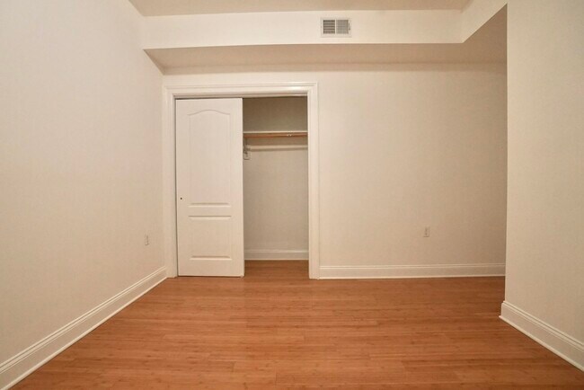 Building Photo - 5 Monitor St