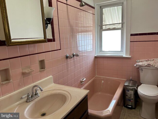 Building Photo - 1049 Genesee St