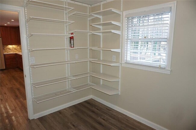 Building Photo - 1140 Falstaff Dr