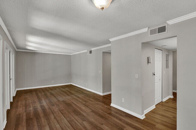 Building Photo - Move in ready 2 bedroom/ 1 bathroom condo!