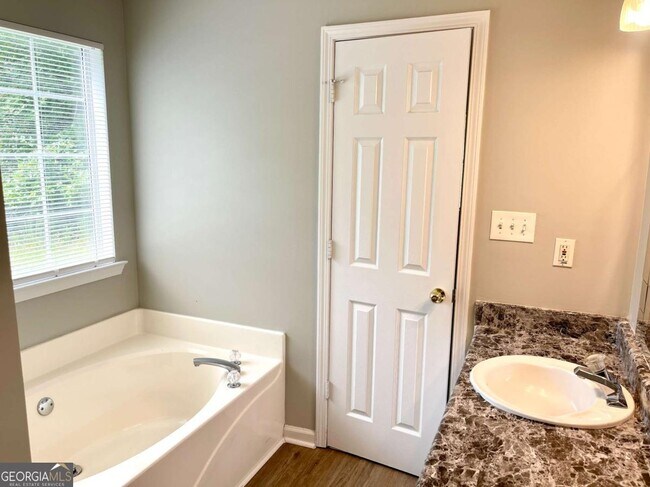 Building Photo - 215 Mountain Ridge