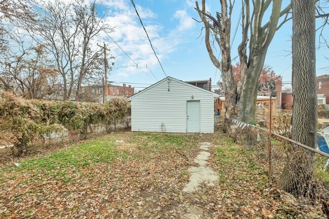 Building Photo - Huge Renovated 1 Bedroom SFD in South Tower Grove