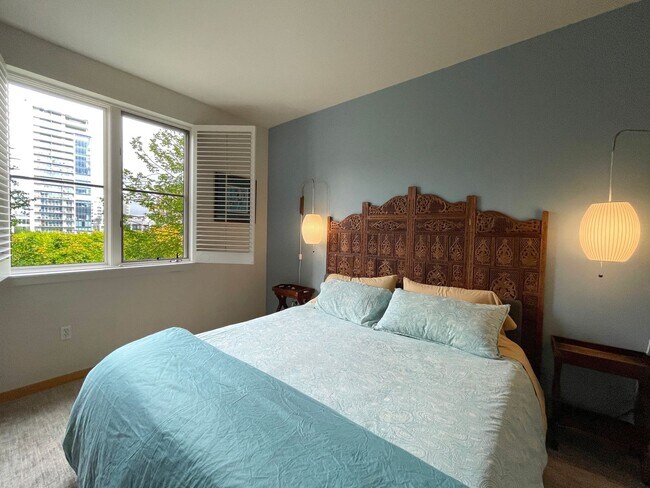 Building Photo - Gorgeous Furnished Pearl District Condo - ...