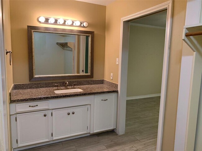 Building Photo - 1817 Saxony Ln