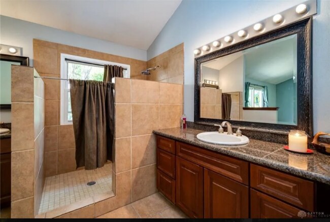 Building Photo - 3 bed 2 bath with pool