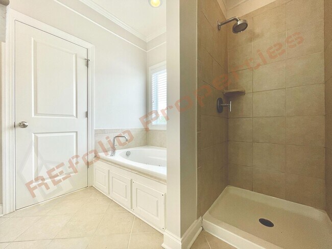 Building Photo - Great layout!Fresh Paint & New Carpet! Spa...